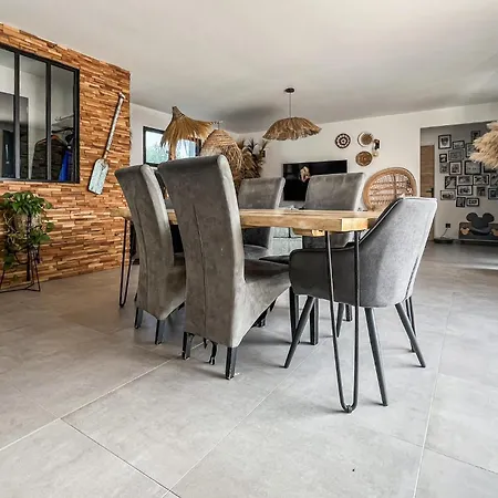 Cozy In Saint-cesaire-de-gauzi Ferienhaus