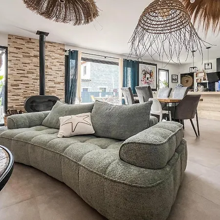 Feriehus Lovely In Saint-cesaire-de-gauzi With Wifi